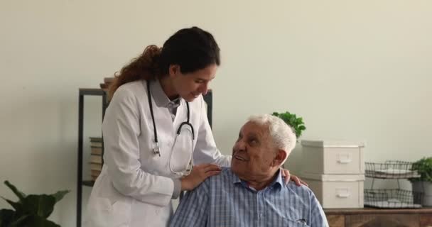 Arzt spricht mit älterem Patienten und macht ihm Hoffnung auf Genesung — Stockvideo