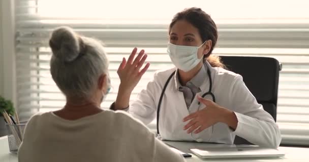 Le pazienti anziane ricevono consulenze in un centro medico — Video Stock