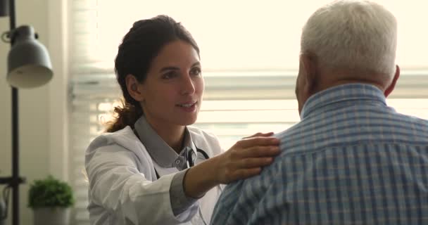 Vrouwelijke therapeut vertellen bemoedigende woorden praten met oudere mannelijke patiënt — Stockvideo