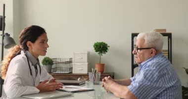 Yaşlı erkek hasta ziyaretçi doktor sağlık şikâyetlerinden bahsetti