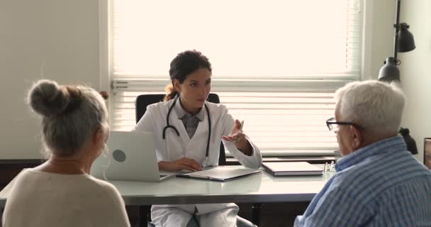 Le médecin de famille écoute les plaintes des conjoints mariés plus âgés pendant la visite — Video