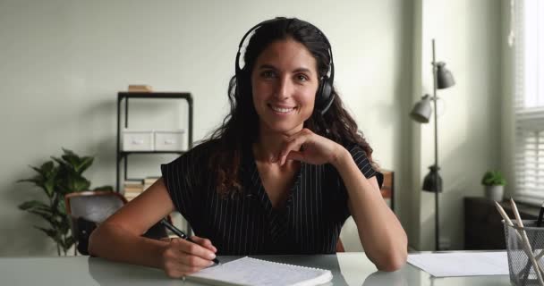 Žena ve sluchátkách zahajuje konverzaci videohovory — Stock video