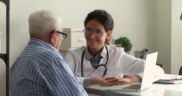 Médecin et patient âgé discutent des résultats des tests de santé à l'aide d'un ordinateur portable — Video