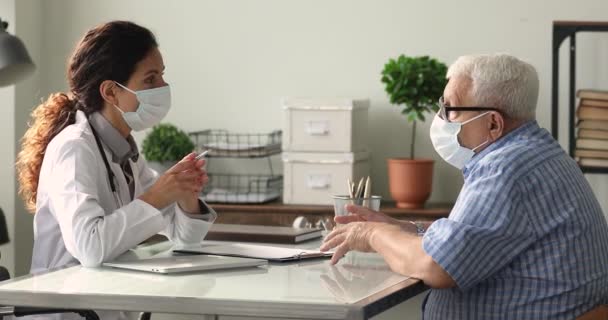 Femme médecin écouter patient plus âgé parler de problèmes de santé — Video