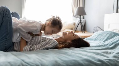 Mutlu bir annenin küçük kızıyla oynaması.