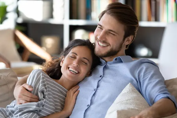 Glückliches junges Paar entspannt sich auf der Couch — Stockfoto