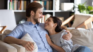 Mutlu çiftin panoramik manzarası kanepede rahatlar.