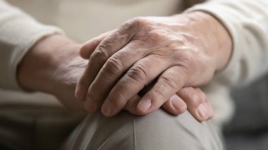 Kucağında yaşlı erkek avuçlarını birleştirdi.