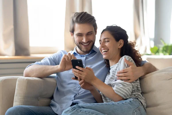 Glückliches Paar shoppt online auf modernem Smartphone — Stockfoto