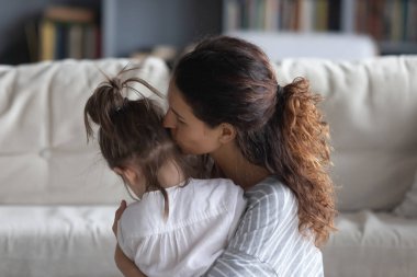 Sevgi dolu anne, kucakla ve kucakla küçük kızı.