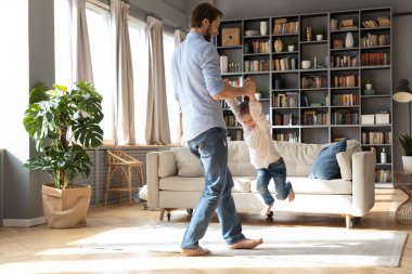 Önemseyen baba, küçük kızınla oynarken iyi eğlenceler.