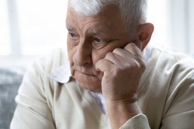 Sevgili eşini kaybettikten sonra yas tutan umutsuz yaşlı bir dul.