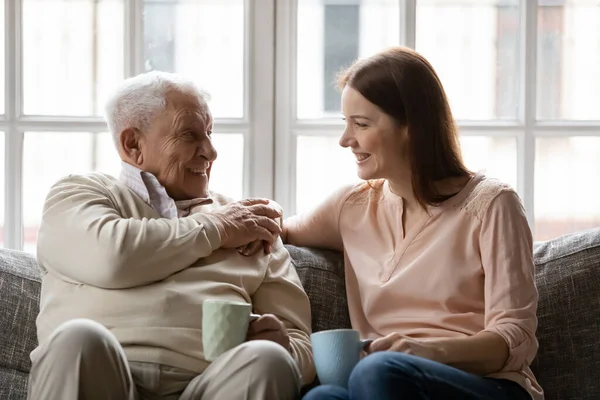 Anciano padre disfrutar de la conversación con su hija para la taza de té — Foto de Stock