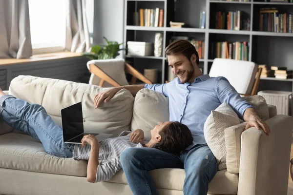 Счастливая пара отдыхает дома с помощью компьютера — стоковое фото