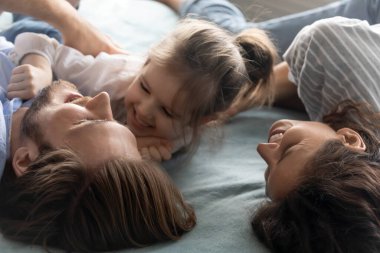 Mutlu ebeveynler evde küçük kızlarıyla eğleniyor.