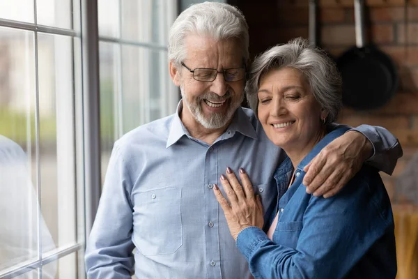 Liefdevolle ouder senior familie paar genieten van teder zoet moment. — Stockfoto