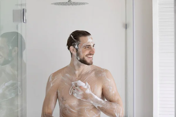 Happy young caucasian man taking shower in morning. — Stock Photo, Image