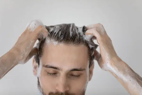 シャワーで髪を洗う若いヨーロッパの男を閉じます. — ストック写真