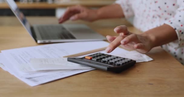 Close up jovem mulher calculando despesas mensais. — Vídeo de Stock