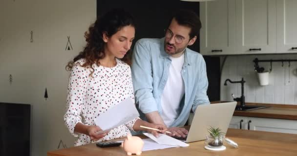 Feliz focado caucasiano jovem casal gestão mensal orçamento familiar. — Vídeo de Stock