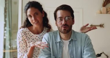 Gülümseyen genç Avrupalı aile video görüşmesi yapıyor.
