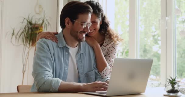 Liebendes kaukasisches Bonding-Paar mit Computer. — Stockvideo