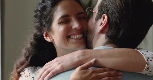 Sorrindo jovem bela mulher caucasiana abraçando o homem amado. — Vídeo de Stock