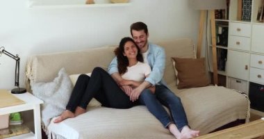 Gülümseyen bin yıllık Kafkasyalı evli çift evlerinde hassas bir anın tadını çıkarıyor..