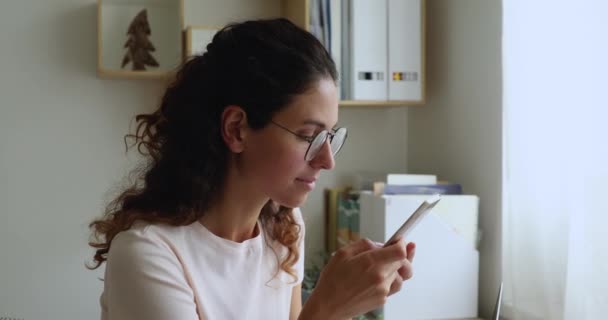 Emocional mujer joven positiva leyendo mensaje con inesperadas buenas noticias. — Vídeos de Stock