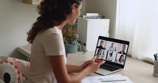 Konzentrierte junge Geschäftsfrau hält Videotelefonat mit verschiedenen Kollegen ab. — Stockvideo