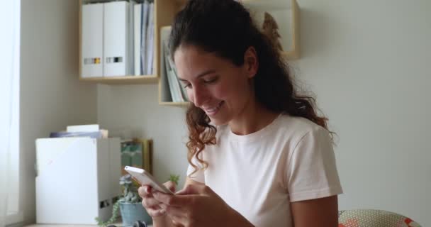 Sonriente joven europea involucrada en la comunicación a distancia en línea. — Vídeo de stock