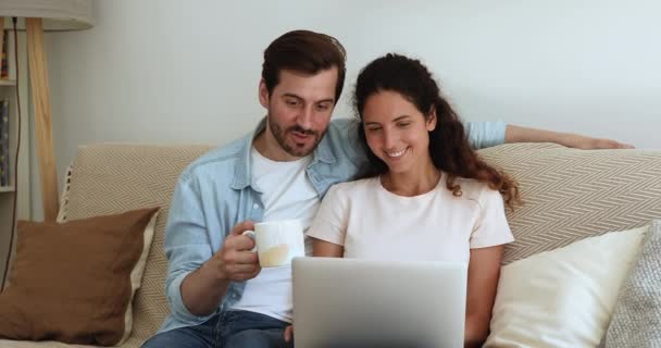 Relaxado ligação jovem casal familiar usando computador. — Vídeo de Stock