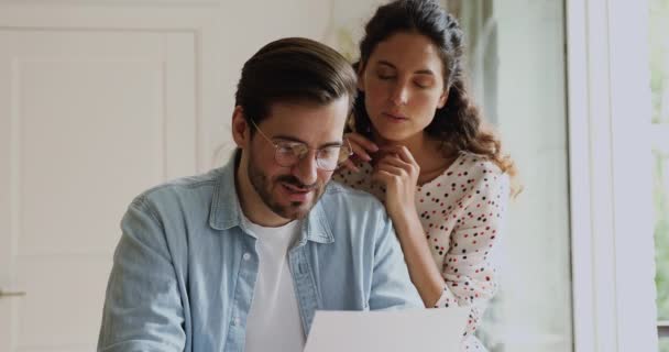 Eufórico millennial familia pareja lectura papel carta con increíble noticia. — Vídeos de Stock