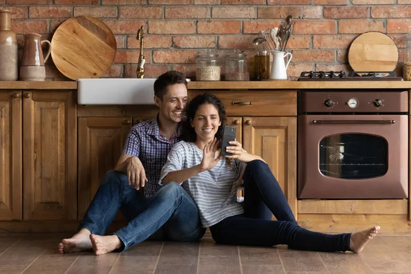 Young couple modern house buyers posing for selfie at kitchen — Stock Photo, Image