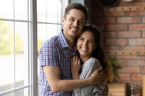 Glückliche verheiratete Millennials umarmen sich in ihrer neuen Heimat mit Liebe — Stockfoto