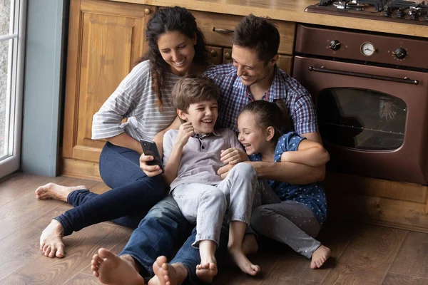 Mignon milléniaux enfants parents chatouiller sur le sol tournage drôle vidéo — Photo