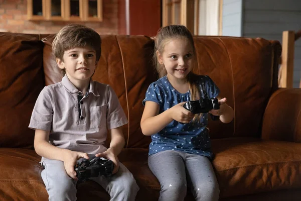 Opgewonden blij broertje en zusje spelen console video game — Stockfoto