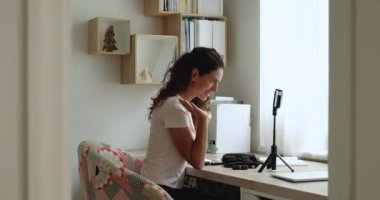 Mutlu kadın güzellik blogcusu etkileyicisi eğitici makyaj videosu kaydediyor.