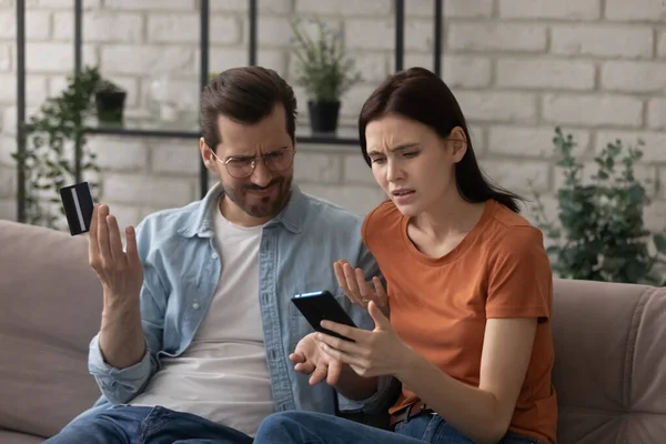 Berörda makar som sitter på soffan och inte kan betala online — Stockfoto