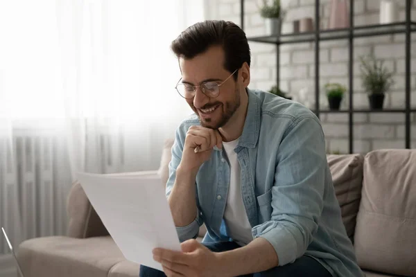 Sonriente hombre de negocios con contrato rentable en papel disfrutando de un resultado de trabajo perfecto — Foto de Stock