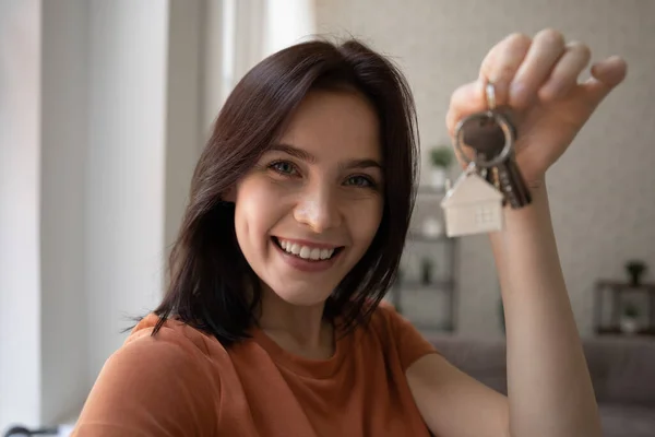 Eccitato giovane padrona di casa donna in posa in moderne chiavi di tenuta piatta — Foto Stock