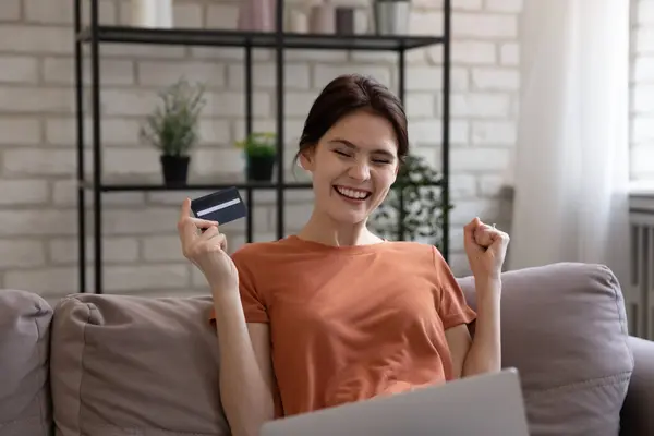 Feliz cliente del banco de la mujer del milenio satisfecho con proporcionar el pago en línea — Foto de Stock