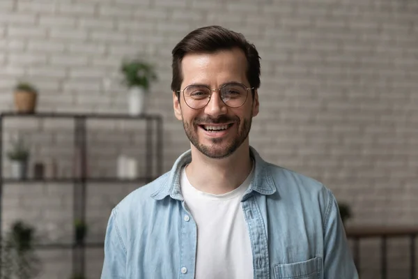 Glücklicher junger Mann posiert für Kopfschuss-Porträtbild im Haus — Stockfoto