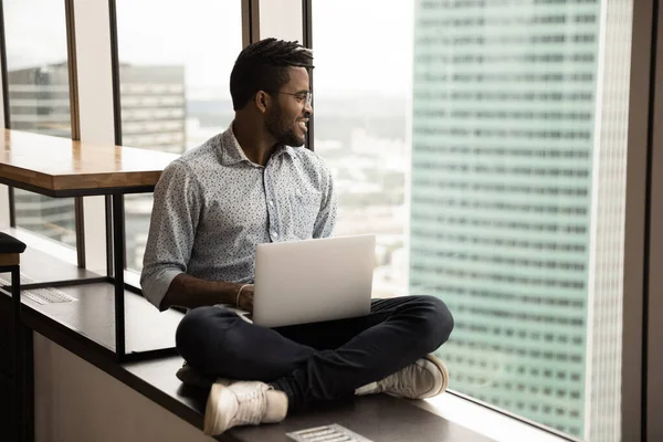 Le Biracial man slappna av hemma med hjälp av laptop — Stockfoto