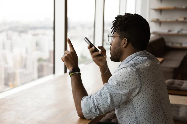 L'uomo afroamericano usa l'assistente vocale sul cellulare — Foto Stock