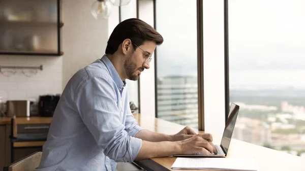 Panoramisch uitzicht op de mens werken op laptop in kantoor — Stockfoto