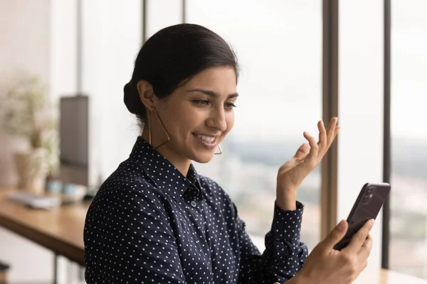 Boldog etnikai nő videohívás okostelefonon — Stock Fotó