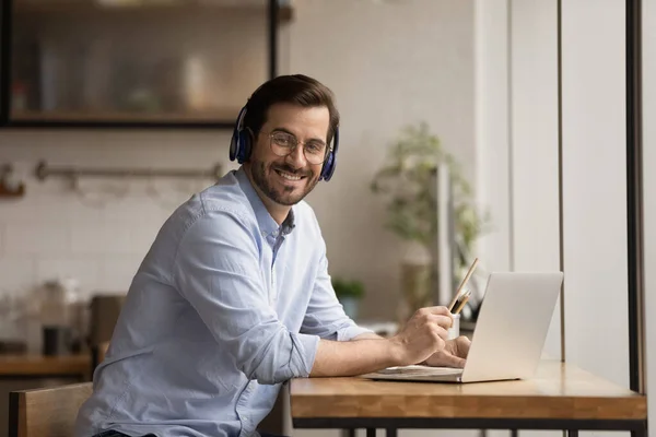 Portrait of smiling man in headphones study online — Stock Photo, Image