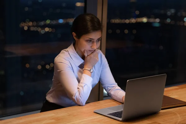 Pensoso indiano femmina dipendente lavoro in ufficio tardi — Foto Stock
