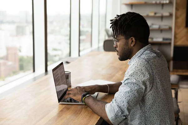 Millennial uomo biennale lavoro online sul computer a casa — Foto Stock